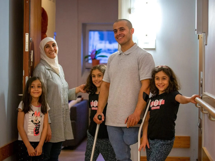 العائلة مجتمعة خارج شقتهم في ستوكهولم.