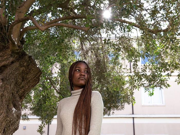 Italy. Bernice Kula-Kula walks in the garden at her residence