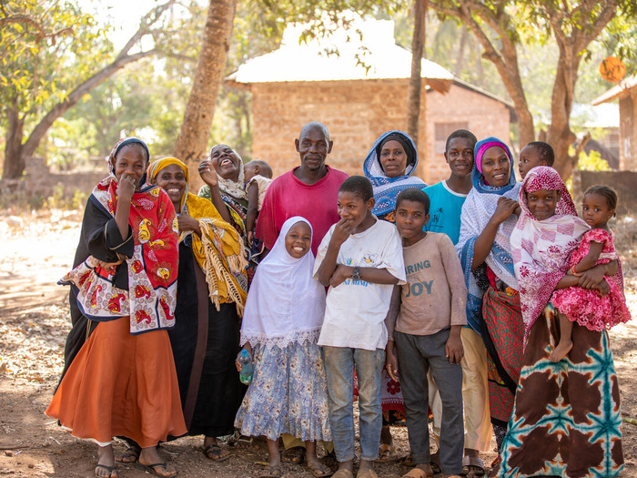 رشيد (في الصف الخلفي، بالقميص الأحمر) يظهر في الصورة مع أطفاله وأحفاده بعد وقت قصير من تسجيلهم كمواطنين كينيين، مما أنهى أجيالاً من انعدام الجنسية.