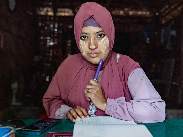 شهيدة وين تكتب الشعر في منزلها في مخيم كوتوبالونغ للاجئين.