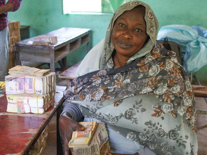 Sudan. Displaced families receive cash for shelter assistance from UNHCR