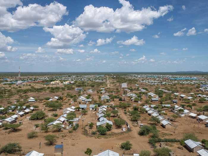 لقطة جوية لمنازل دائمة تم بناؤها من خلال برنامج الإيواء التابع للمفوضية في توركانا غرب، كينيا.