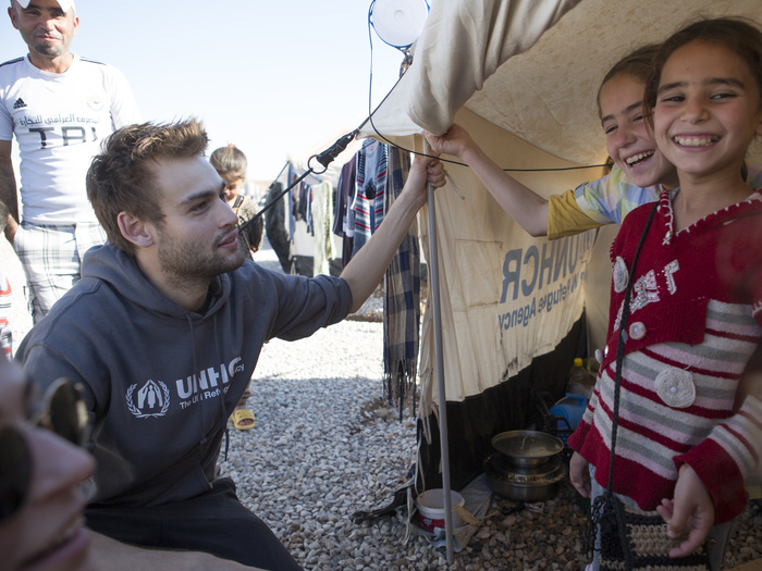 Douglas parle avec deux enfants