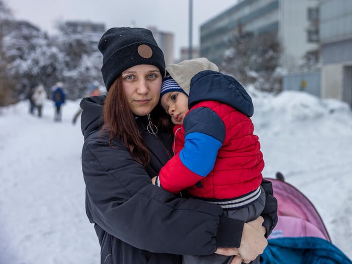 كاترينا مع ابنها البالغ من العمر عامين. اضطرت لمغادرة أوكرانيا مع عائلتها إلى بولندا في مارس 2022. وسوف يحتفلون بعيد الميلاد الأرثوذكسي في نزل في كراكوف، حيث يتشاركون المبنى مع ثلاثين شخصاً آخر. 