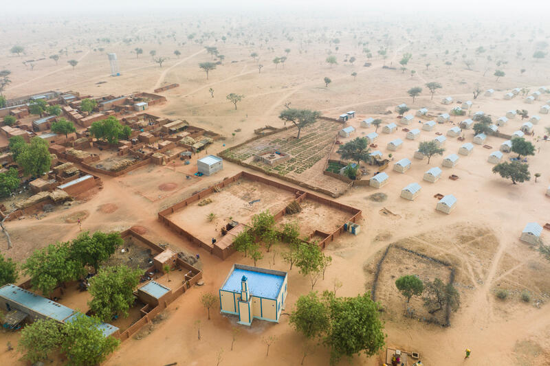 Vue aérienne de Garin Kaka montrant à la fois le "village d'opportunité" et le village préexistant