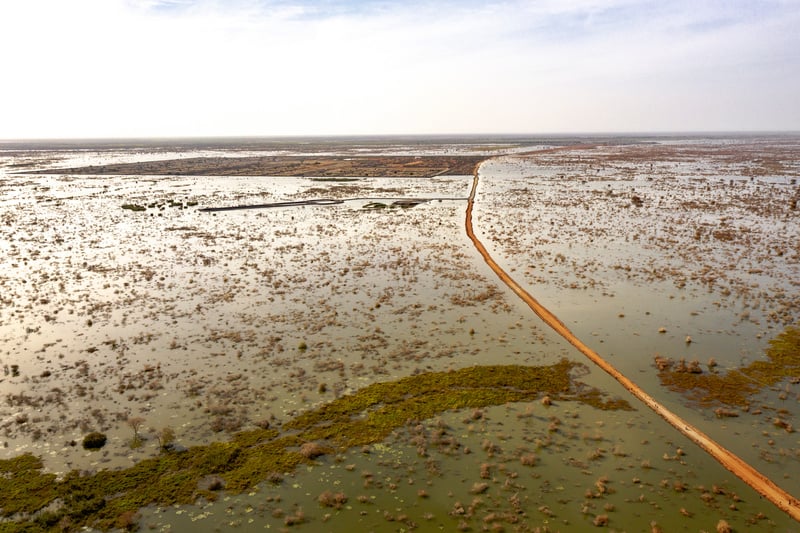 Une seule route, entourée par les eaux de crue, mène à un camp éloigné