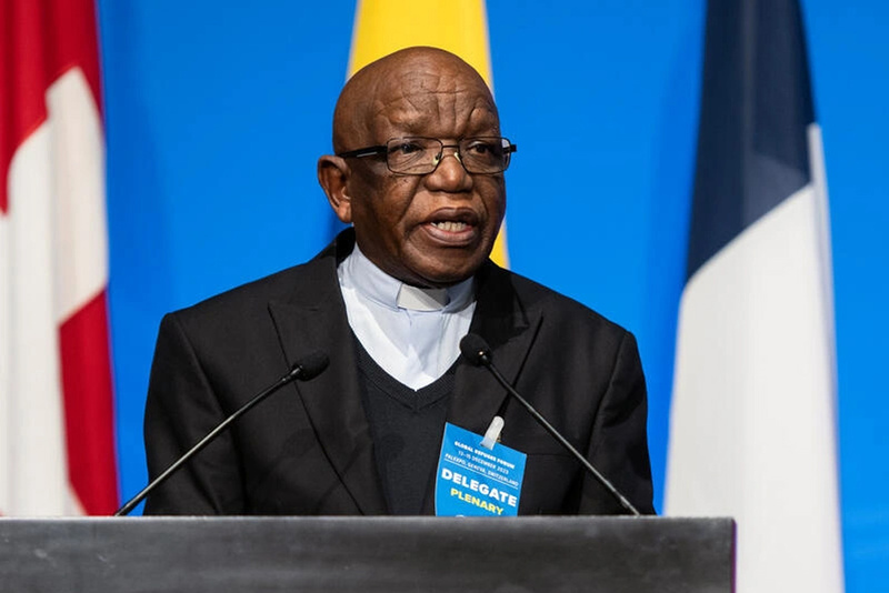 Buti Tlhagale parle sur un podium