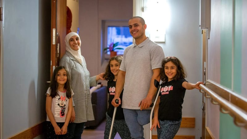 العائلة مجتمعة خارج شقتهم في ستوكهولم.