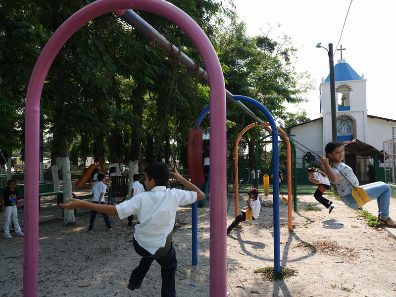 Des enfants jouent dans un parc.