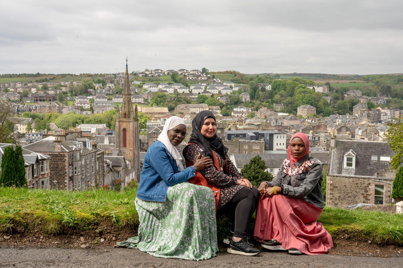 Wafa Murad, Sumaia Adam et Hanan Adam Mohamed, dehors dans une petite ville