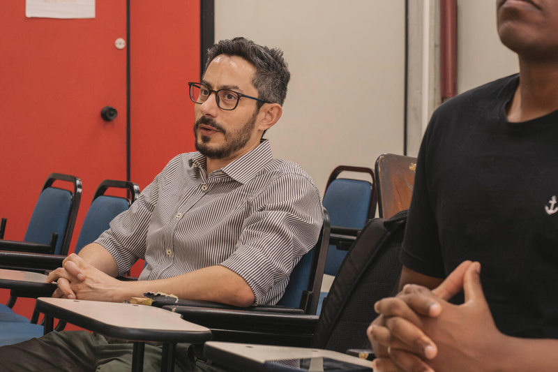 Anas se rend en visite dans une classe de l’Université fédérale Fluminense (UFF), où il a suivi plusieurs cours pour que son diplôme soit reconnu.
