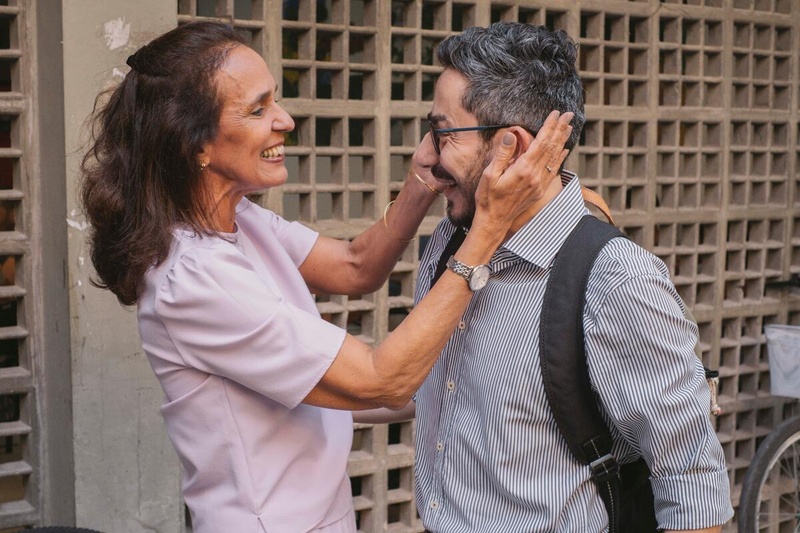 Anas avec sa professeure Paula Brandão, de l’Université fédérale Fluminense, qui l’a aidé à faire valider son diplôme d’ingénieur au Brésil.