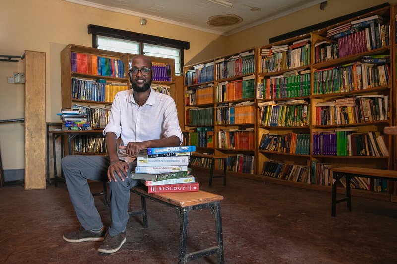 Le lauréat de la distinction Nansen pour les réfugiés 2023, Abdullahi Mire, dans l'une des bibliothèques qu'il a fondées dans le complexe de réfugiés de Dadaab au Kenya.  