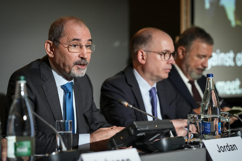 Ayman Safadi participe à une table ronde lors du Forum mondial sur les réfugiés 2023