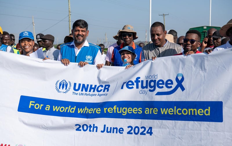 ساتيش ناندوري، رئيس المكتب الفرعي للمفوضية في كاكوما، يقود مسيرة للتضامن مع اللاجئين من بلدة كاكوما.