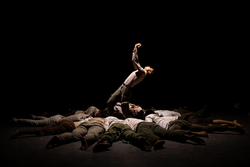 شاهد أكثر من 200 شخص، بما في ذلك اللاجئون وموظفو المنظمات غير الحكومية والمسؤولون الحكوميون، العرض الراقص في متحف الفن المعاصر في مدينة بنما.