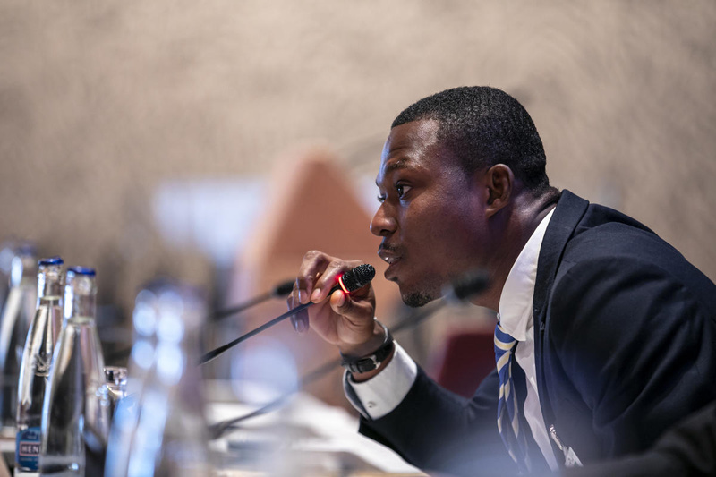 Felix Sesay s'exprime lors d'un événement sur l'inclusion des réfugiés dans les systèmes éducatifs nationaux en marge du Forum mondial sur les réfugiés. 