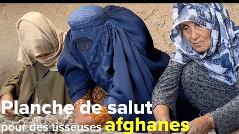Trois femmes âgées portant un foulard sont assises sur le sol d'une hutte et tissent un tapis.