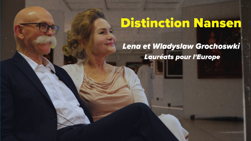 Un couple se tient assis, en tenue de gala.