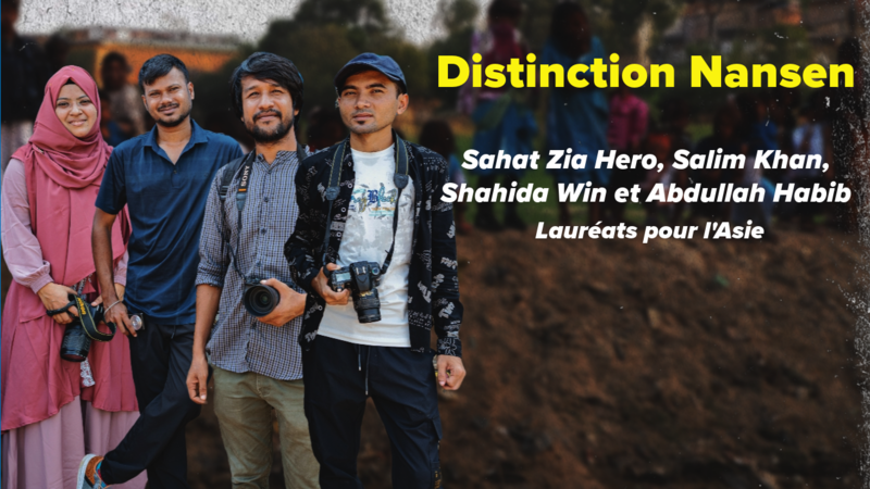 Quatre photographes posent pour une photo dans la jungle.