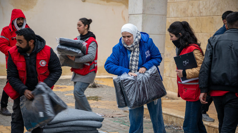 UNHCR and partner staff distribute blankets
