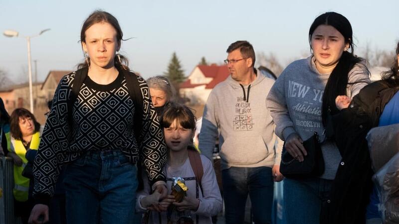 وصلت هاتان الشقيقتان الأوكرانيتان وعائلتهما إلى بر الأمان في بولندا، وتواصلان طريقهما غربا نحو مدينة كاتوفيتسا. 