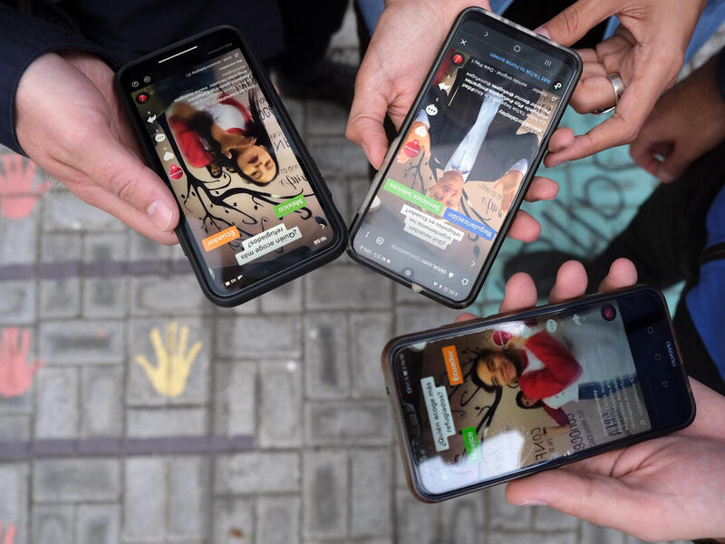  With the aim of reaching younger audiences, local UNHCR-supported project Dale Play engaged the High Commissioner in participating in a TikTok.