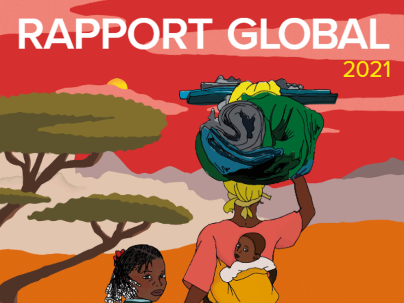 La couverture du rapport global, montrant une femme portant un enfant sur son dos et tenant par la main une petite fille.