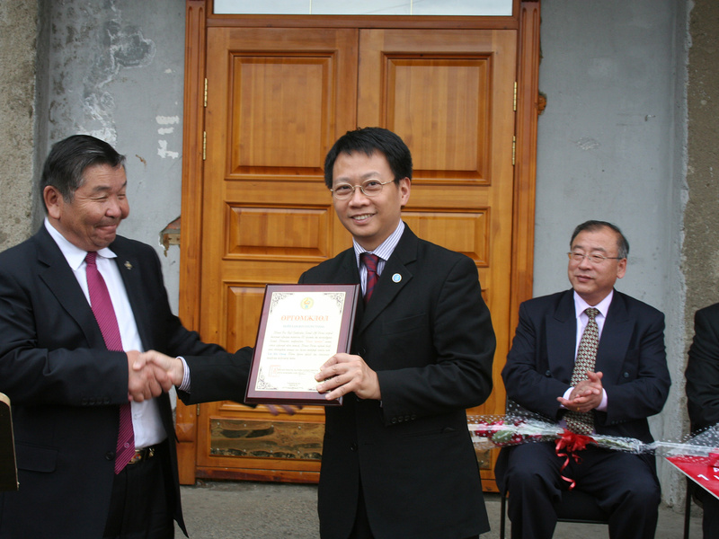 Dr. Lam accepting an honorary award