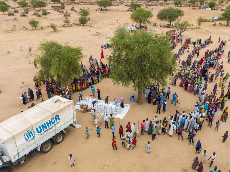 توزيع مواد الإغاثة على اللاجئين السودانيين القادمين حديثاً في منطقة واداي، تشاد.