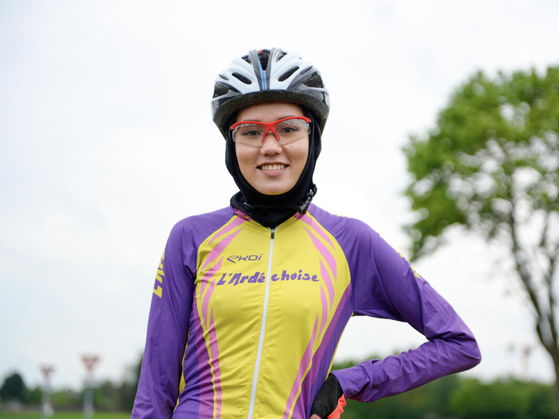 Masomah pose dans sa tenue de cycliste.