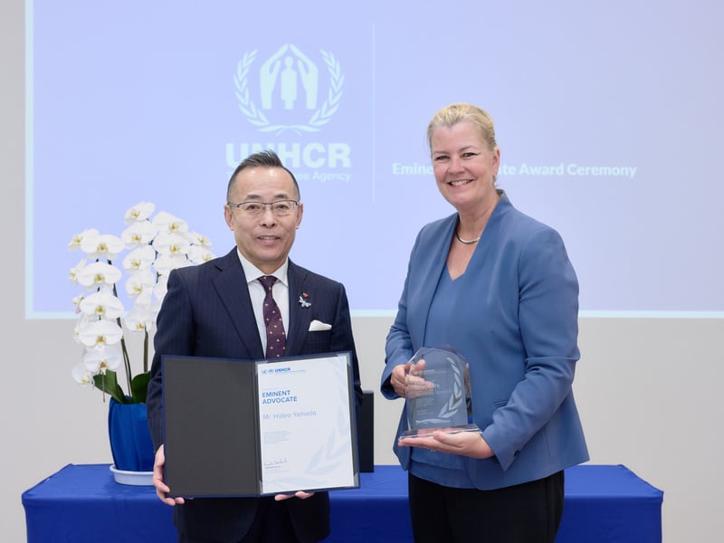 Hideo Yamada is presented with an Eminent Advocate Award by Kelly T. Clements