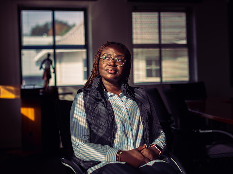 سارة، لاجئة كونغولية تبلغ من العمر 28 عاماً وتعيش في جنوب إفريقيا، تعمل كمسؤولة برامج في معهد مانديلا لدراسات التنمية في جوهانسبرغ.