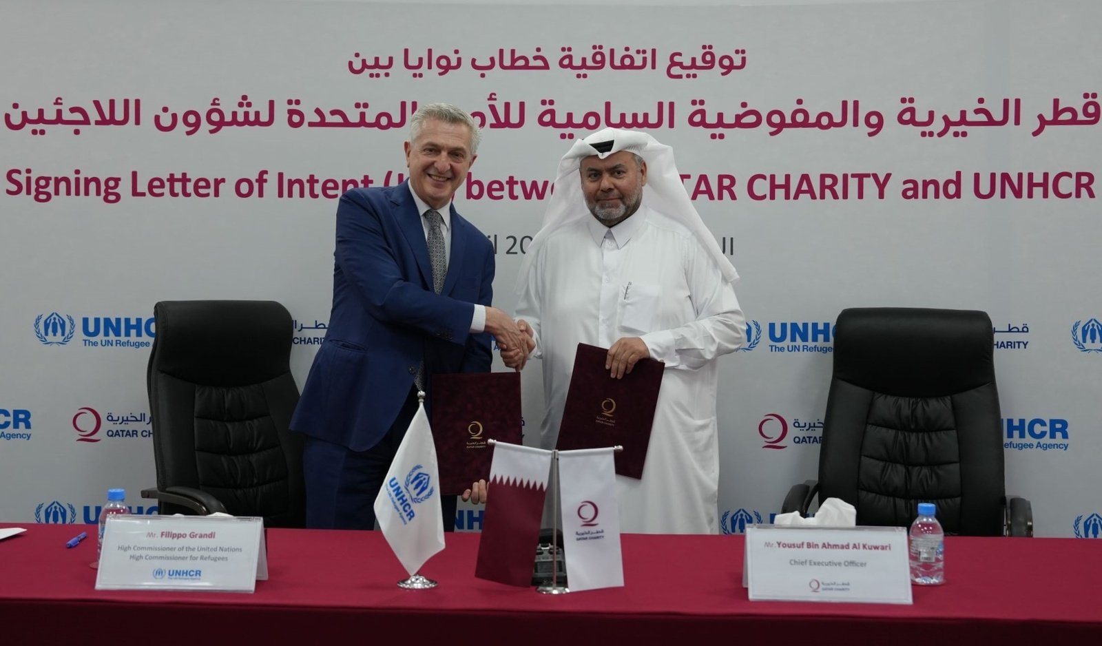 المفوض السامي، فيليبو غراندي والرئيس التنفيذي لقطر الخيرية، يوسف بن أحمد الكواري خلال حفل التوقيع.