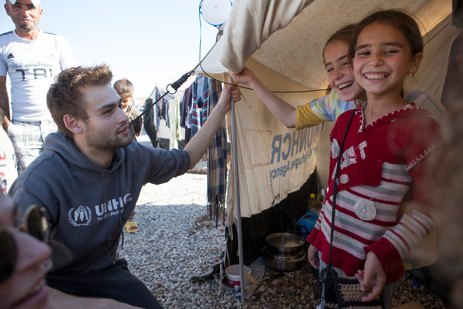 Douglas parle avec deux enfants