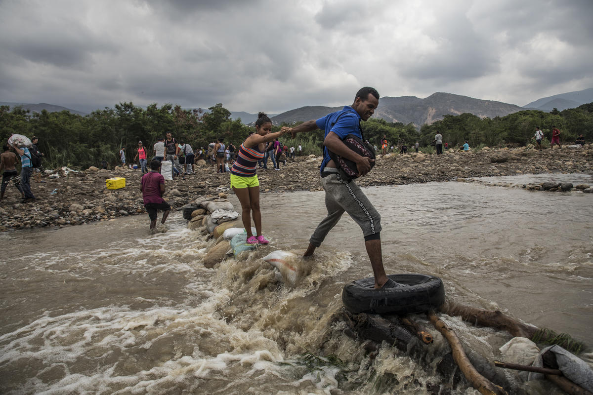 Colombia. Venezuelans risk life and limb to seek help