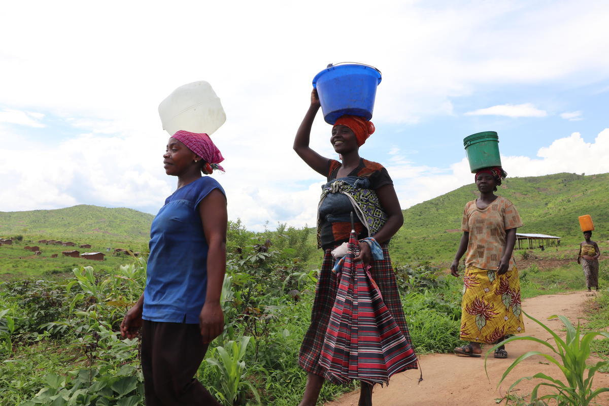 DRC. Burundian refugees build their own house and latrines 