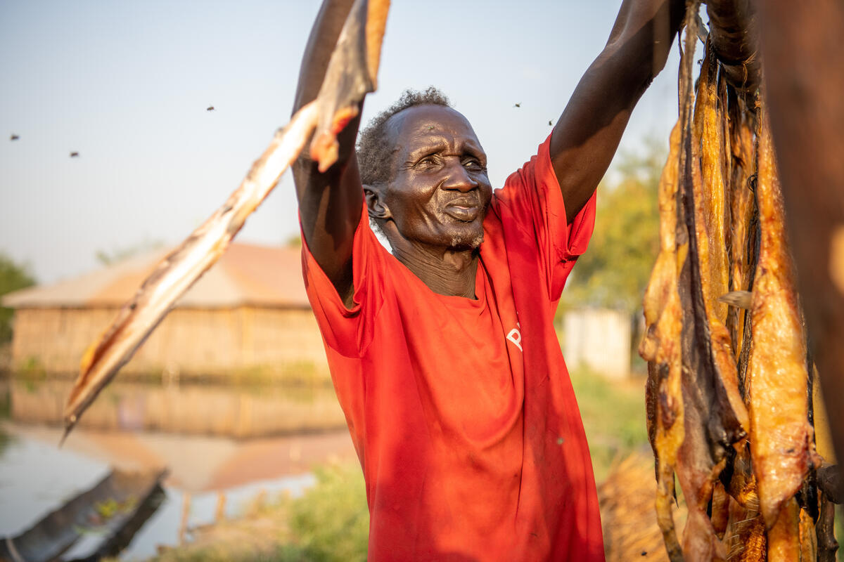 South Sudan. Residents battle to keep waters at bay in flood-prone remote town