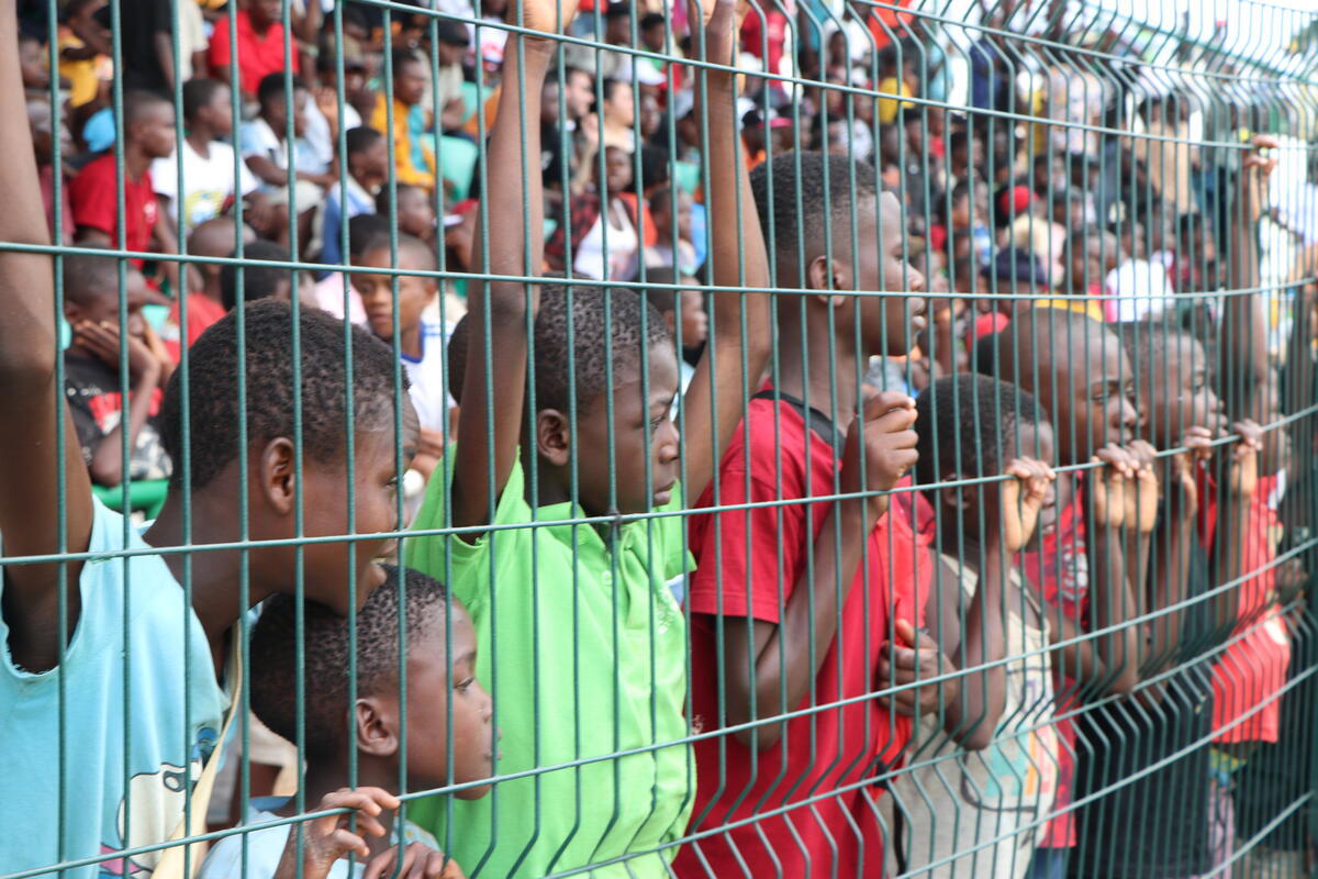 Estos niños observan al Club de Fútbol Plural de Lôvua compitiendo en su primer campeonato provincial en Dundo.