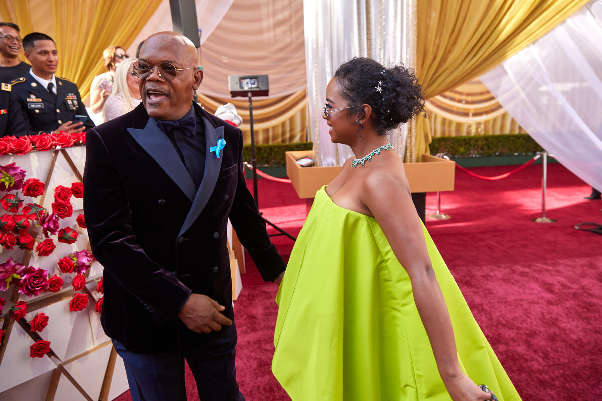 United States. Samuel L. Jackson and H.E.R. arrives on the red carpet of the 94th Oscars and wear blue ribbons in solidarity with refugees