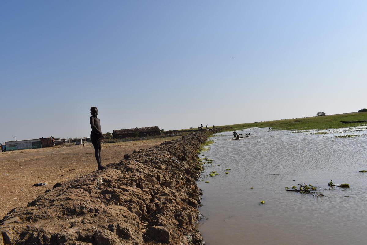 Sudan. A dike constructed by UNHCR near Al Redis 1 camp to hold back floodwaters. 