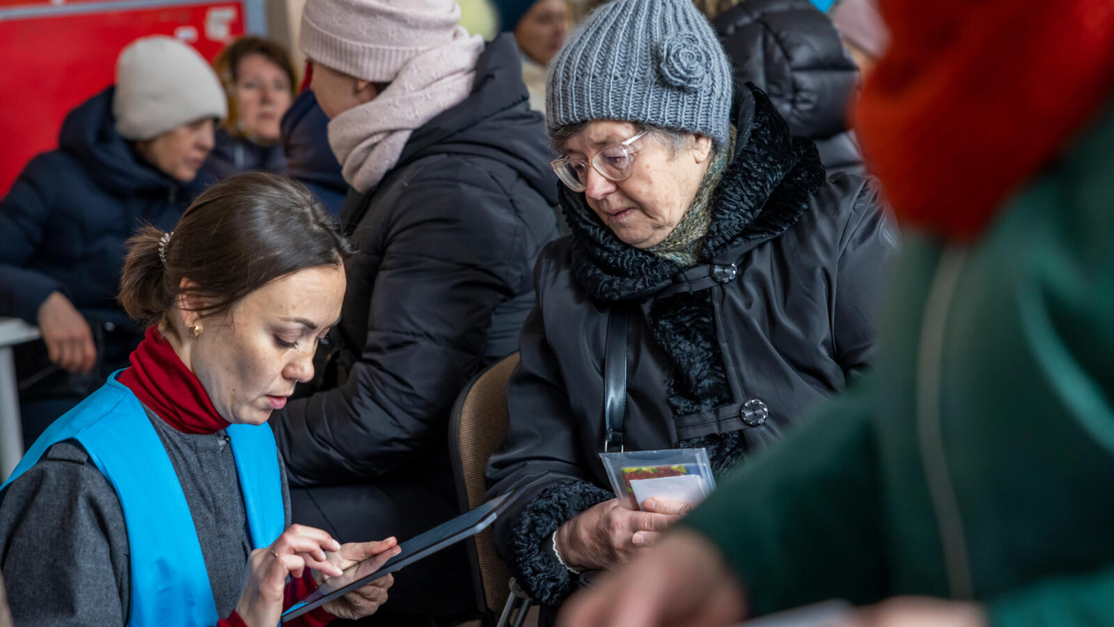 A UNHCR worker interviews a Ukrainian refugee in Poland.