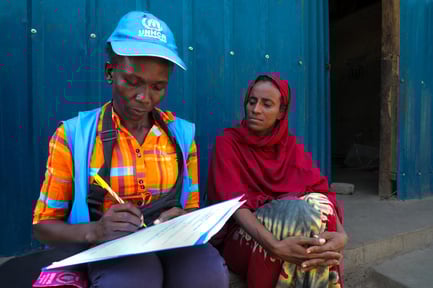 Jacqueline Juru, responsable de la protection au HCR, et Hibak Ali, réfugiée soudanaise