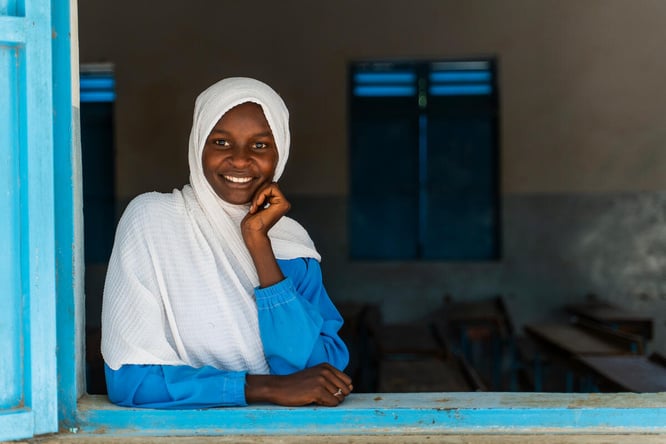 اللاجئة السودانية حواء أحمد آدم، 18 عاماً، في مدرستها الثانوية في مخيم فرشانا للاجئين في شرق تشاد.