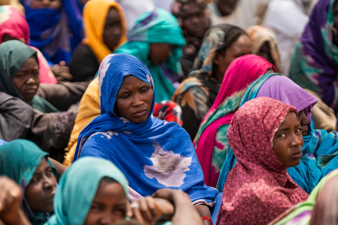 لاجئون سودانيون في موقع مؤقت في كولبوس، تشاد، بالقرب من الحدود مع السودان في مارس 2025 بعد فرارهم من الصراع القائم في بلادهم.