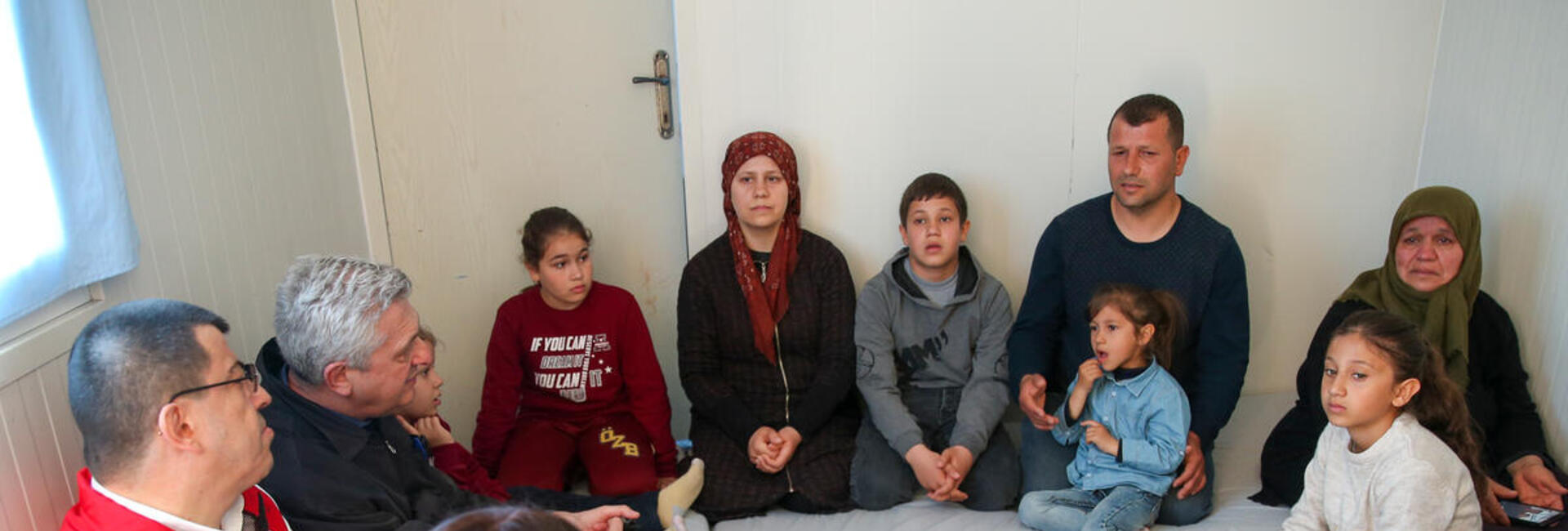 Türkiye. High Commissioner visits Turkish family sheltering in Hatay centre