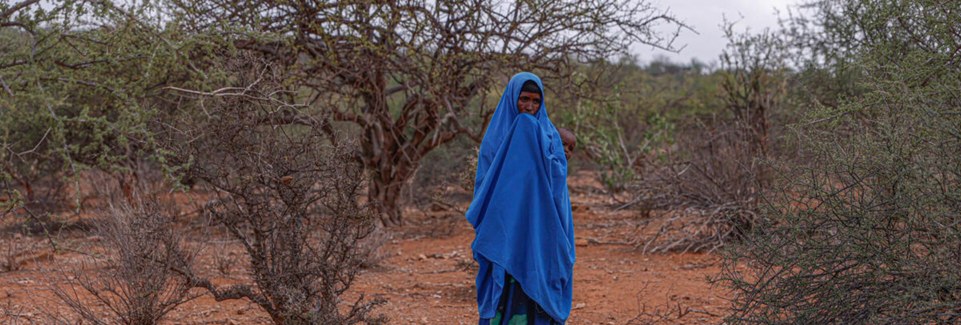 سيدة فرت إلى ملكاديدا في إثيوبيا هرباً من الجوع في قريتها الأصلية في منطقة حوال حاجي، تقف بالقرب من جيف ماعزها النافقة.