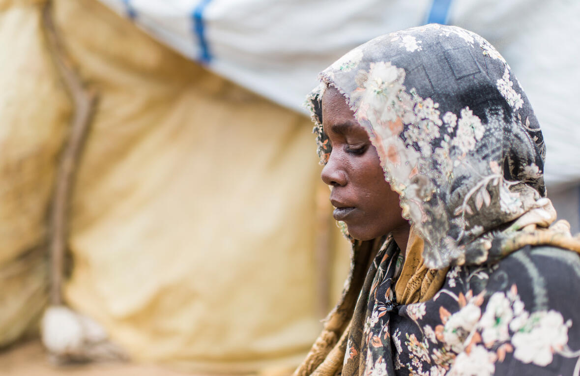 Haweya devant son abri