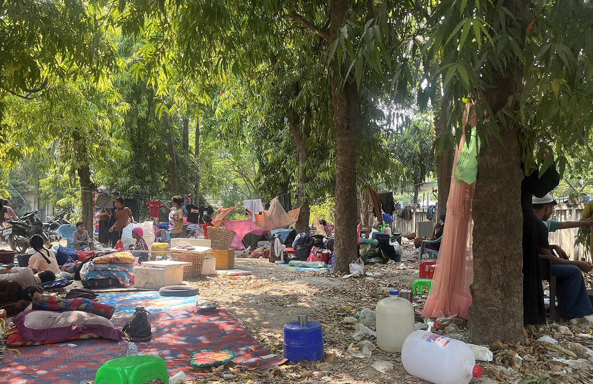 عدد من الأسر التي نزحت من منازلها بسبب الزلزال الذي ضرب ميانمار في 28 مارس تبحث عن المأوى تحت بعض الأشجار.