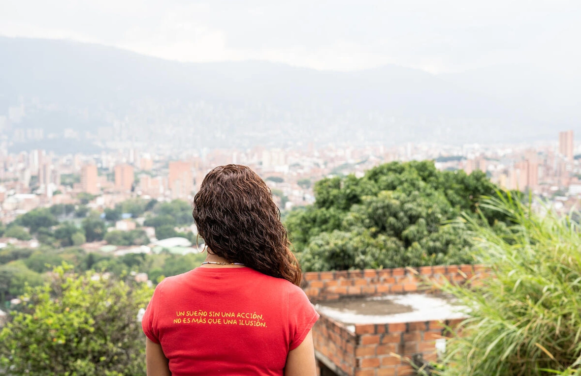 Une responsable communautaire vénézuélienne contemple le centre-ville de Medellín, en Colombie, depuis les hauteurs du quartier de la Comuna 13, où elle vit et travaille.